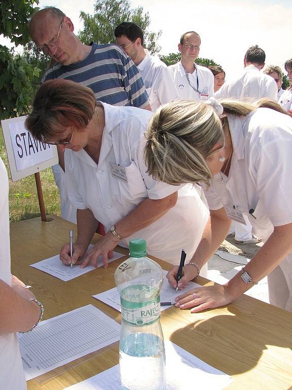 Autobusy stály, vlaky nejely, zdravotníci se sešli na helioportu