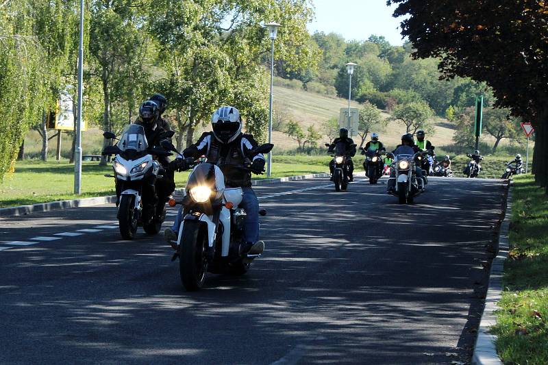 V sobotu se nejen na Mostecku uskutečnila spanilá jízda motorkářů UniRiders, která finančně pomohla třem těžce nemocným dětem.