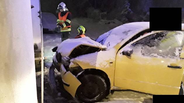 Ve Starých Křečanech narazil ve středu 18. ledna ráno osobní vůz do domu. Jeden člověk byl zraněn.