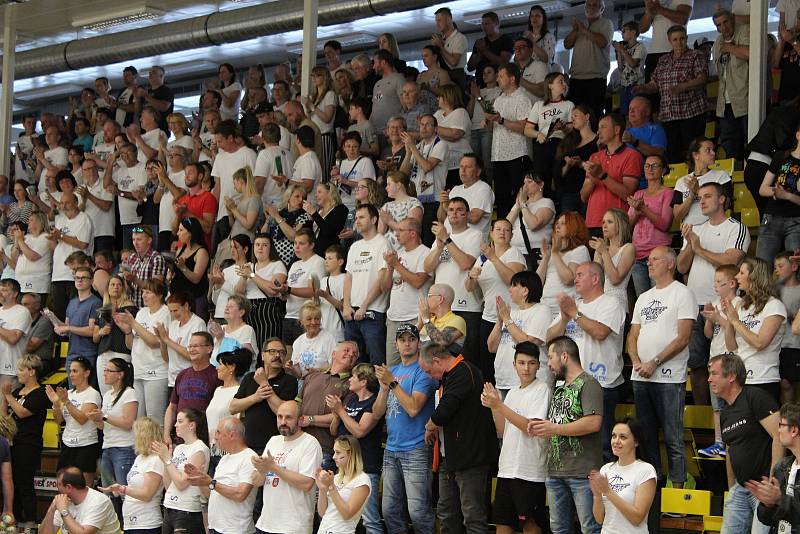 Basketbalové finále mezi Děčínem a Nymburkem.