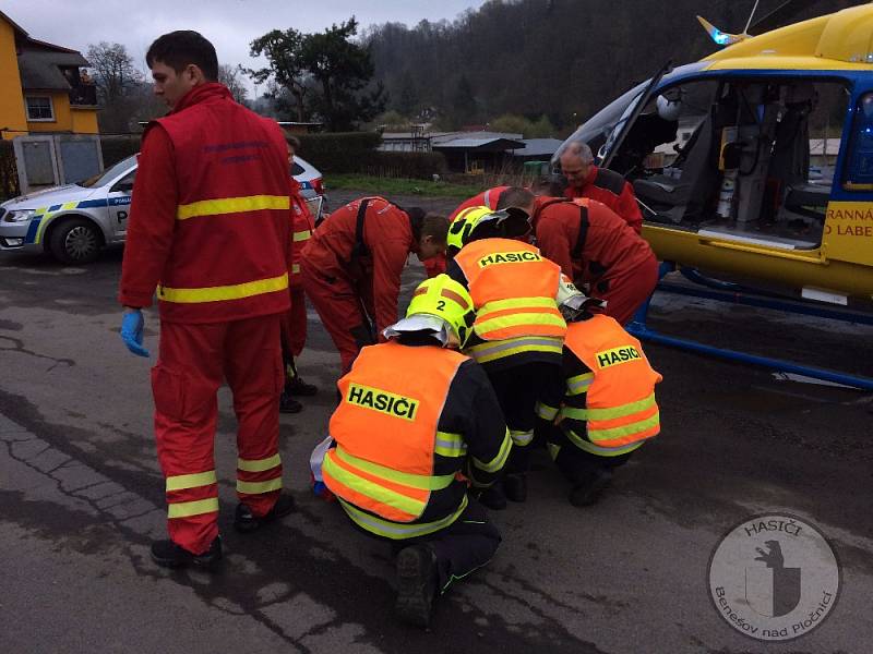 Vážná dopravní nehoda v Benešově nad Ploučnicí.