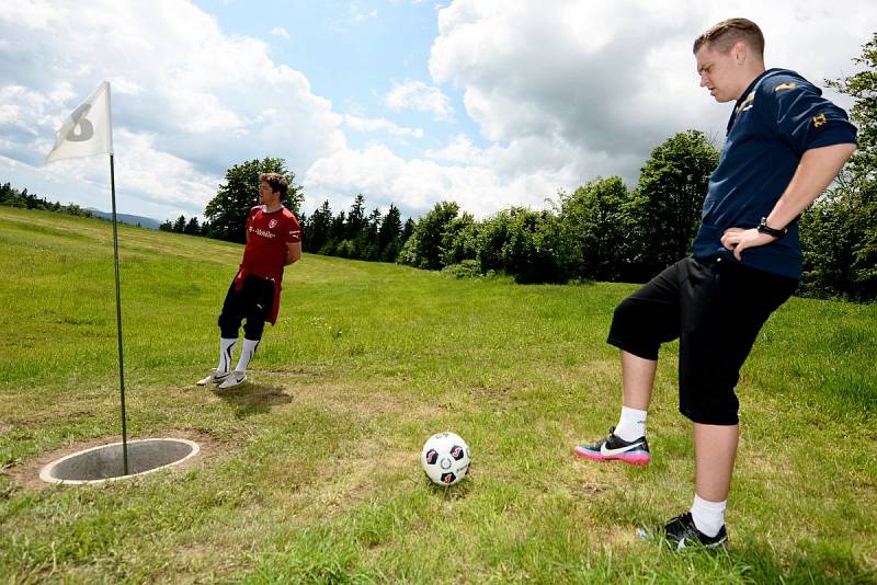 Děčínsko se může pochlubit naprostým unikátem v rámci celé České republiky – na okraji Rumburka bylo v pátek slavnostně otevřeno první fotbalgolfové hřiště v Česku. 