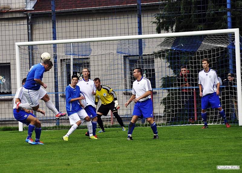 PADLI DOMA. Šluknov (v modrém) nestačil na Srbice a prohrál 1:2.