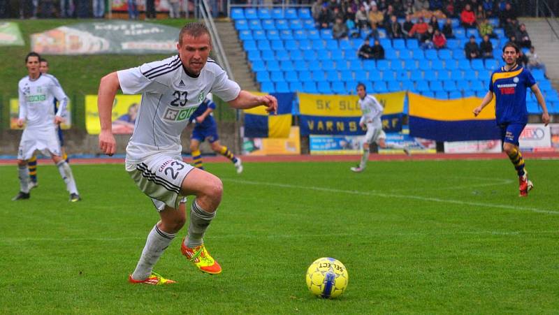 ŠKODA. Fotbalisté Varnsdorfu (v modrém) doma remizovali s Karvinou 1:1.