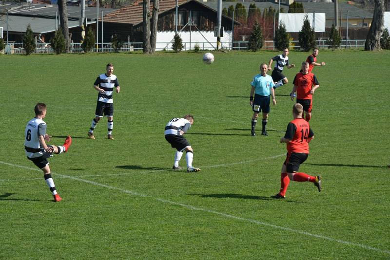 VÍTĚZSTVÍ. Dobkovice (v bílém) doma udolaly Hostovice 2:1.