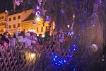 STROM. Za odpočítávání stovek lidí, mezi nimiž nechyběli ani malí čerti, rozsvítil děčínský primátor Vladislav Raška včera v podvečer vánoční strom v Děčíně na Masarykově náměstí. 