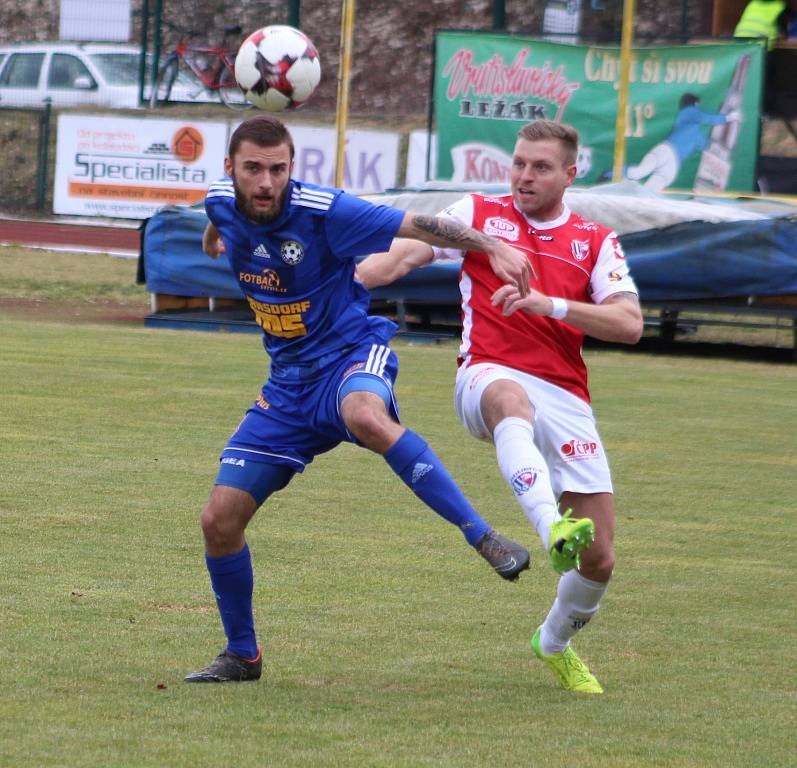 FOTBALOVÉ JARO ZAČALO. Varnsdorf (v modrém) doma přivítal Pardubice.