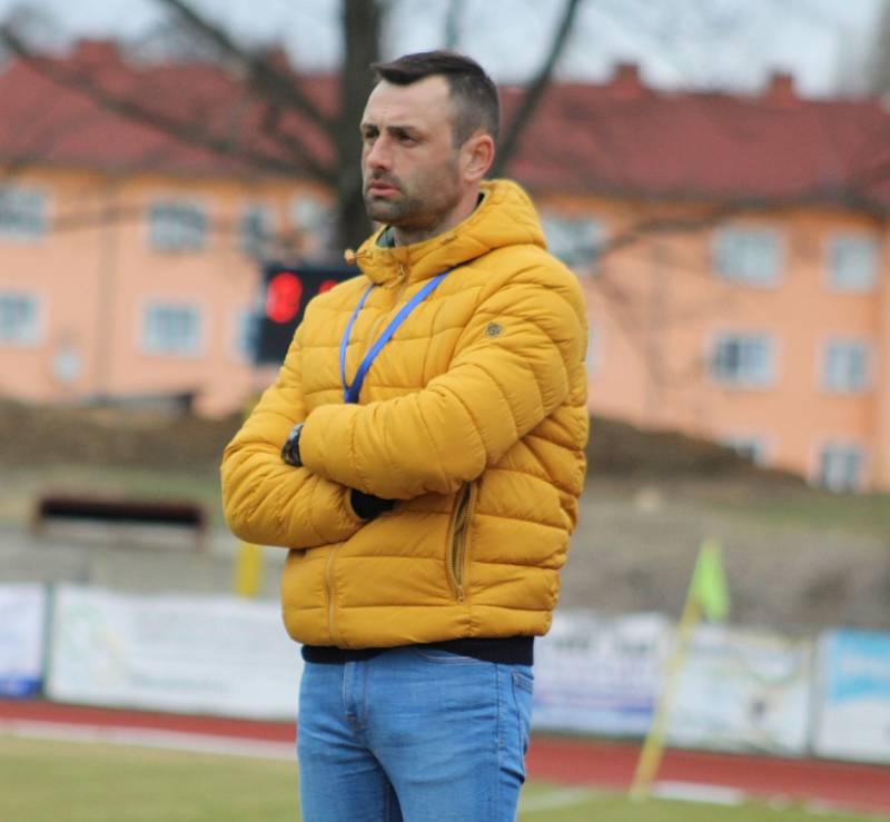 FOTBALOVÉ JARO ZAČALO. Varnsdorf (v modrém) doma přivítal Pardubice.