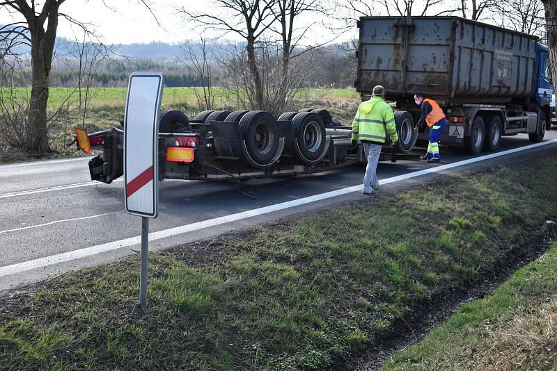 V Markvarticích se převrátilo nákladní auto.