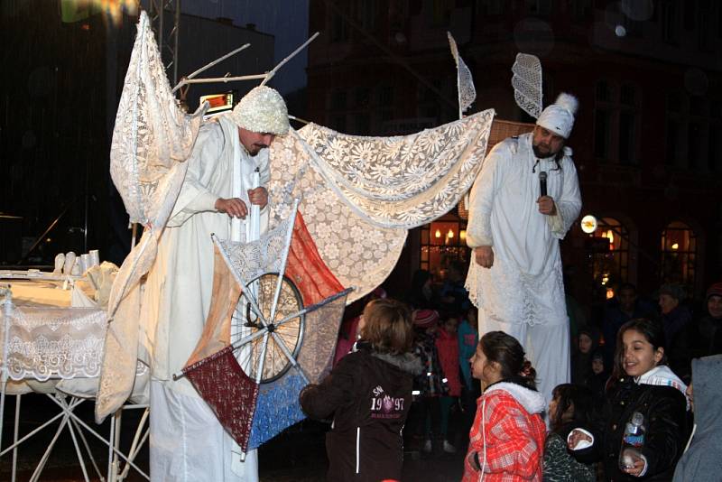 První advent zahájily trhy na Masarykově náměstí.