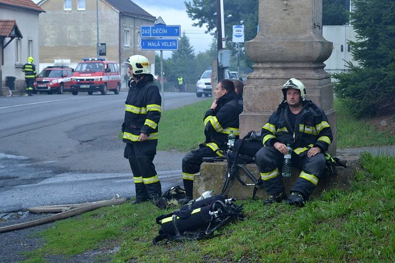 V Malé Veleni shořel dům, silnice na Českou Lípu je uzavřená