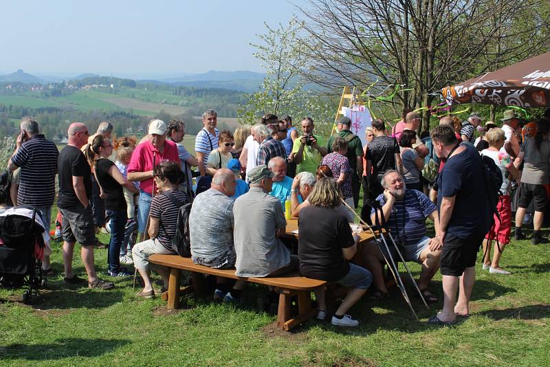 Vášniví turisté zahájili sezonu v národním parku několikakilometrovým výletem.