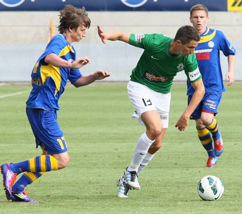 BRAVO! Fotbalisté Varnsdorfu (v modrém) vyhráli 2:1 v Jablonci.