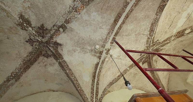 Restaurátor Václav Potůček pracuje v horním zámku v Benešově nad Ploučnicí na objevených stropních malbách.
