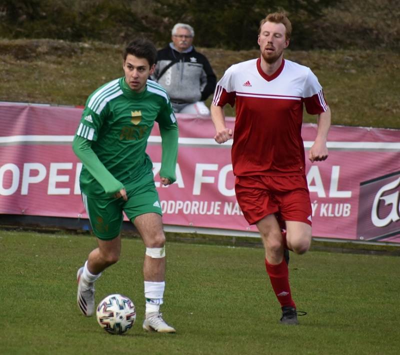 Vilémov (zelené dresy) zvládl derby, když v Modré vyhrál 3:0.