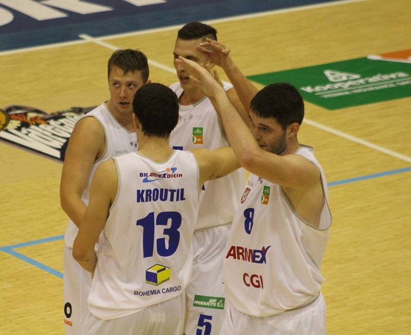 BYLY TO NERVY! Děčínští basketbalisté doma porazili Pardubice 74:73.