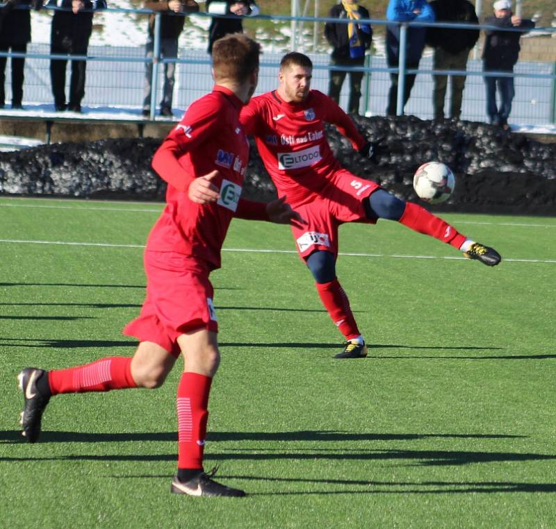 PŘÍPRAVA. Varnsdorf (v modrém) doma prohrál 1:2 proti Ústí nad Labem.