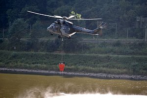 Vrtulník s bambi vakem v akci v Hřensku