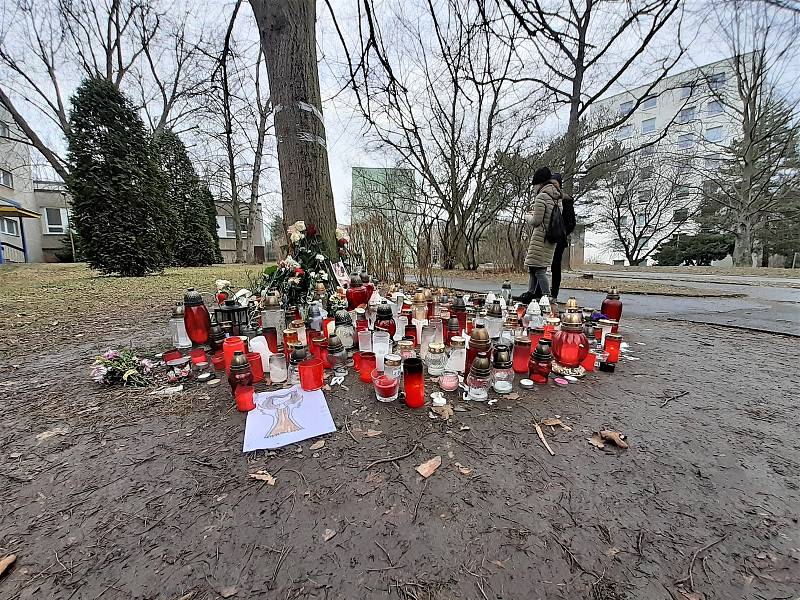 Za zavražděného 13letého chlapce hoří u jeho školy svíčky a vlaje černá vlajka.