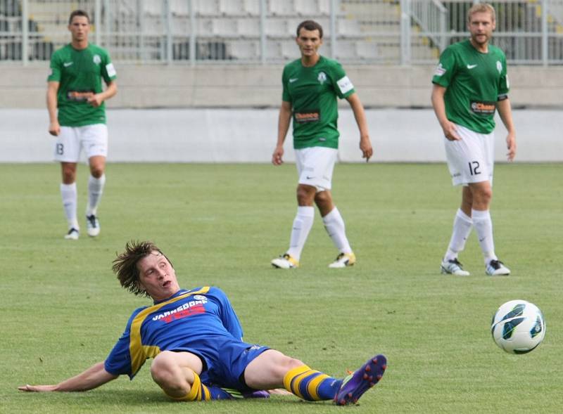 BRAVO! Fotbalisté Varnsdorfu (v modrém) vyhráli 2:1 v Jablonci.