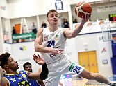 DALŠÍ VÍTĚZSTVÍ. Děčínští basketbalisté (v bílém Šimon Ježek) doma porazili Graz.