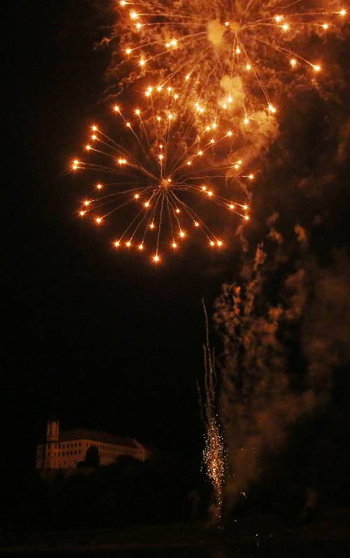 Děčínské slavnosti 2018 začaly velkolepým ohňostrojem.