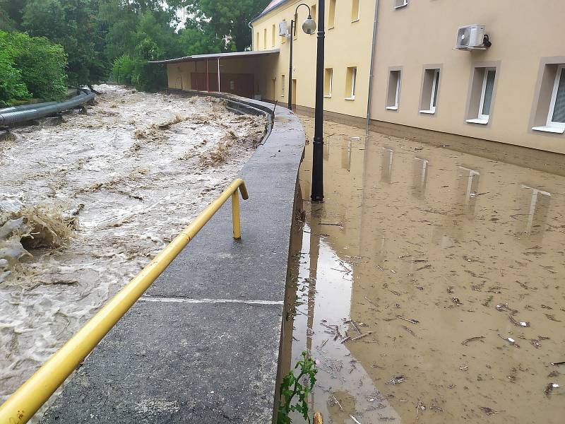 Jílovský potok zaplavil dvůr děčínského magistrátu.