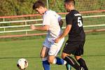 TŘI BODY. Fotbalisté Junioru Děčín (v bílém) porazili Oldřichov 2:1.