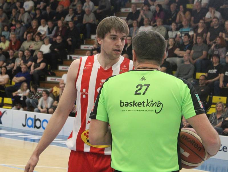 POSLEDNÍ KOLO. Děčín v rámci závěrečného zápasu v nadstavbě hostil Pardubice.