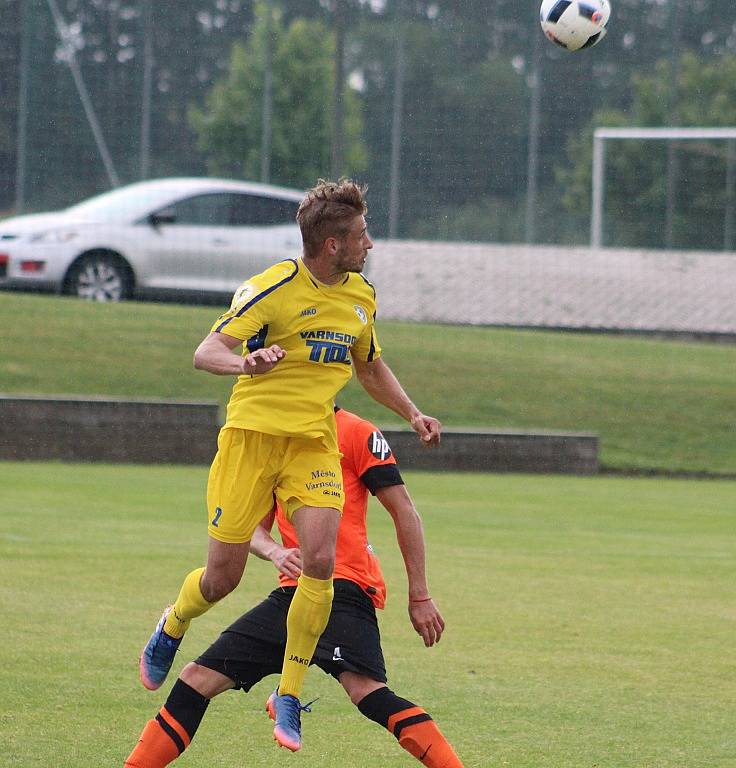 FOTBALISTÉ VARNSDORFU (ve žlutém) porazili juniorku Liberce 7:2. 