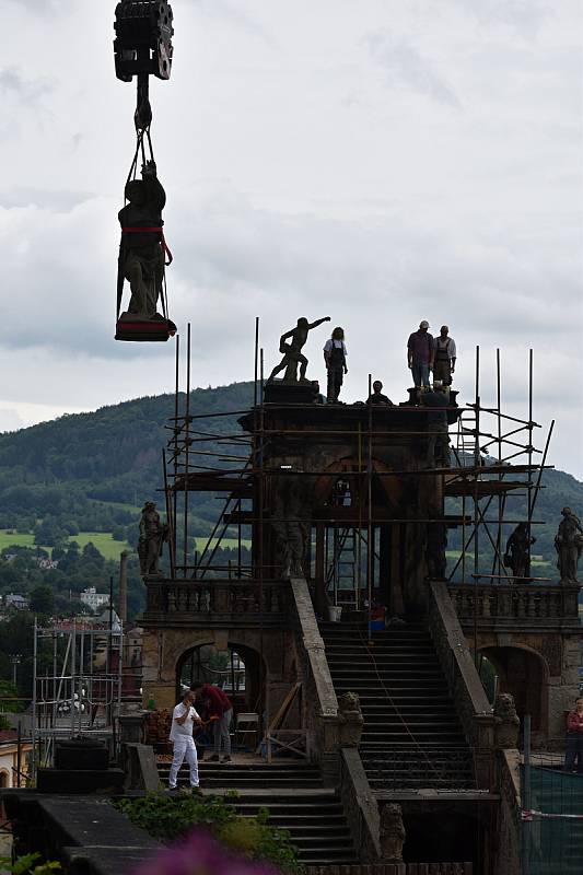 Sochy z glorietu v Růžové zahradě zamířily k restaurátorům.