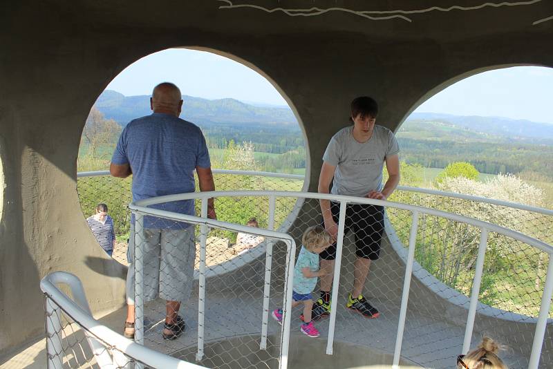 Vášniví turisté zahájili sezonu v národním parku několikakilometrovým výletem.