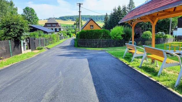 Opravená silnice ve vesnici Kateřina.