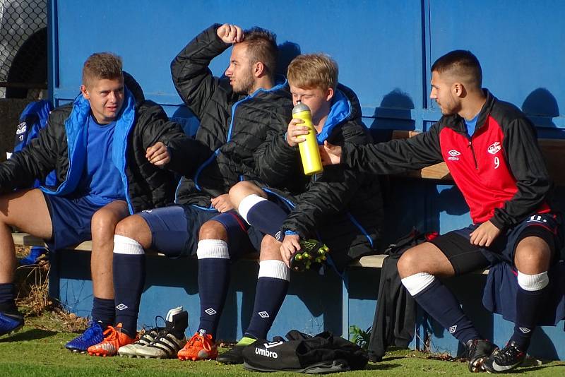 DALŠÍ TŘI BODY. Junior Děčín (v tmavém) vyhrál 2:1 v Bezděkově