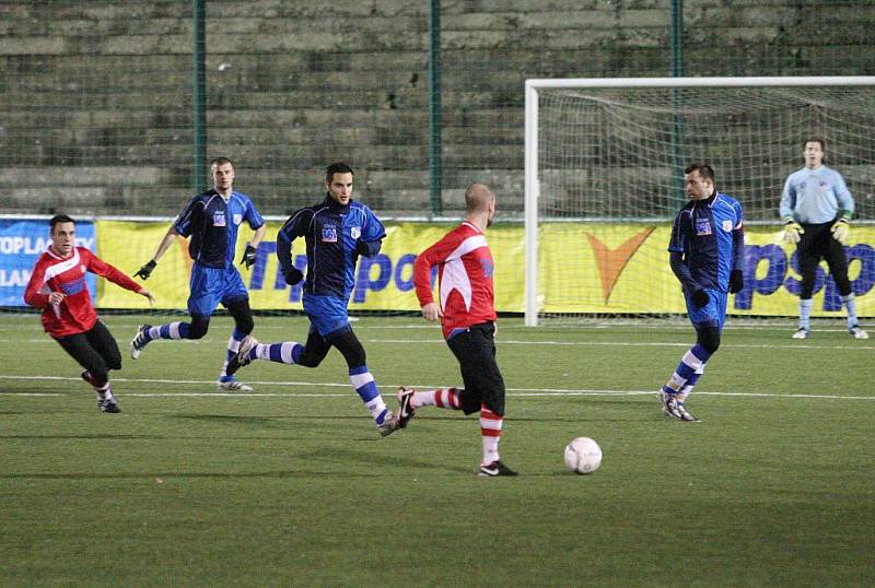 FK VARNSDORF (v červeném) ve svém první zápase porazil 3:1 Ústí.