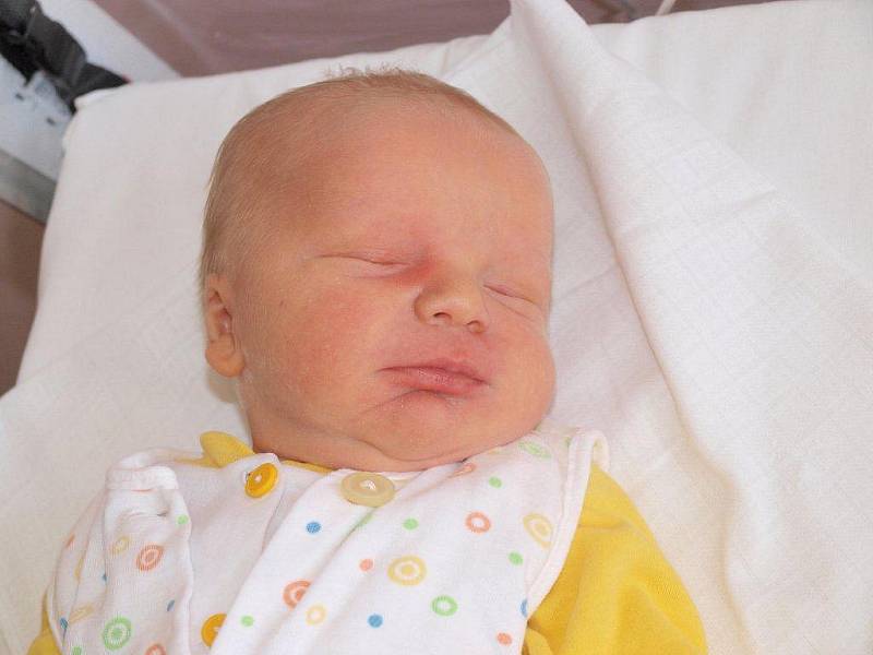 Dagmar Adámkové z Rumburka se 28.června ve 12.45 v rumburské porodnici narodil syn Matěj Adámek. Měřil 51 cm a vážil 3,86 kg.