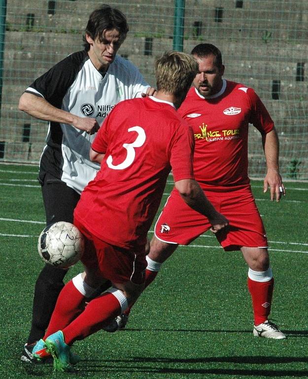 OSMÉ JARNÍ VÍTĚZSTVÍ. Fotbalisté Junioru Děčín (v červeném) porazili Modlany 4:2.