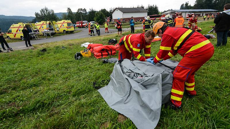 Simulovaná nehoda autobusu se čtyřiceti zraněnými v Dolní Poustevně zaměstnala desítky záchranářů.