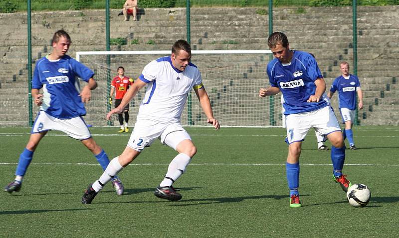 JASNÉ DERBY. Fotbalisté Junioru Děčín (v modrém) doma přejeli Březiny 4:0.