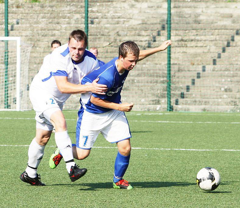 JASNÉ DERBY. Fotbalisté Junioru Děčín (v modrém) doma přejeli Březiny 4:0.