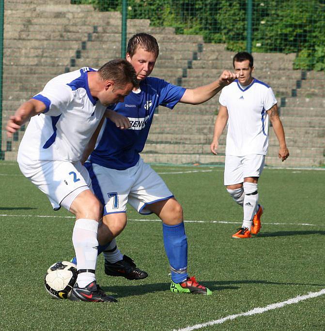 JASNÉ DERBY. Fotbalisté Junioru Děčín (v modrém) doma přejeli Březiny 4:0.