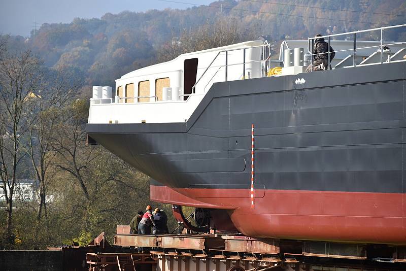 V děčínských loděnicích v Křešicích spustili na vodu nový tanker Trivento.