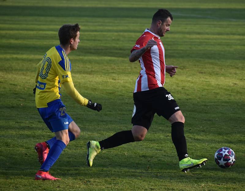 Fotbalisté Varnsdorfu (žlutomodré dresy) doma prohráli 1:3 se Žižkovem.