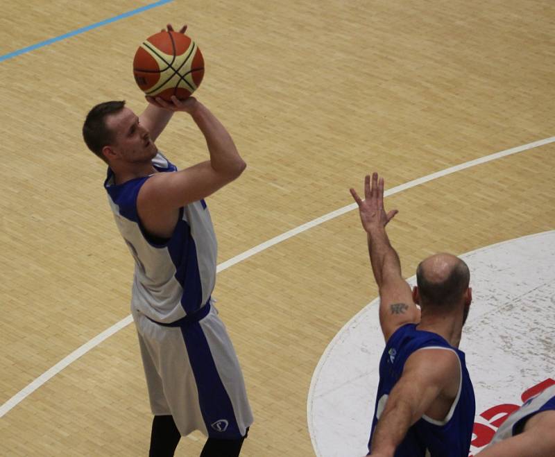 DOHRÁVKA. Basketbalisté BK Horejsek Děčín (v bílém) porazili Chomutov.