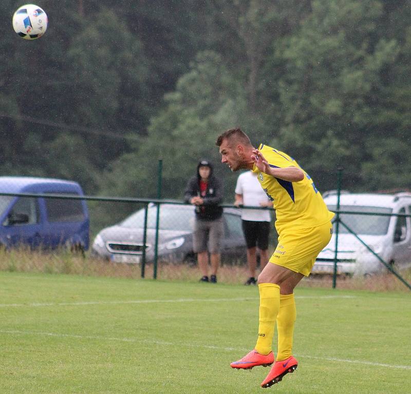 FOTBALISTÉ VARNSDORFU (ve žlutém) porazili juniorku Liberce 7:2. 