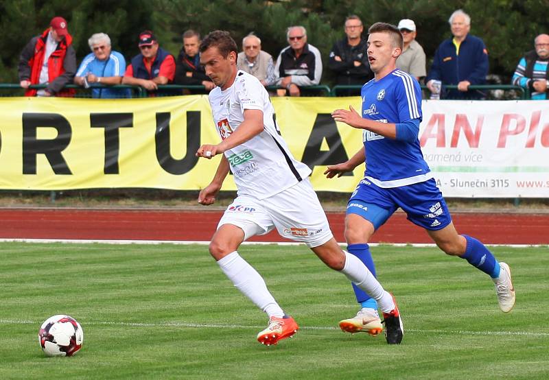 VÍTĚZSTVÍ. Varnsdorf (v modrém) porazil Hradec Králové 1:0.