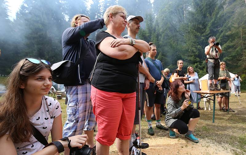 U Dolského mlýna na Jetřichovicku proběhlo tradičně zapálení uhlířského milíře.