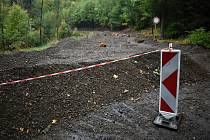 Nad silnicí mezi Českou Kamenicí a Kytlicemi začala sanace nebezpečného svahu.