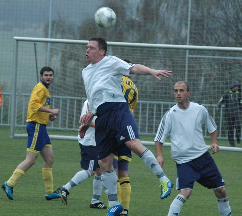 LÍDR NEZAVÁHAL. Jiskra Modrá (v bílém) doma porazila Rumburk 6:1.