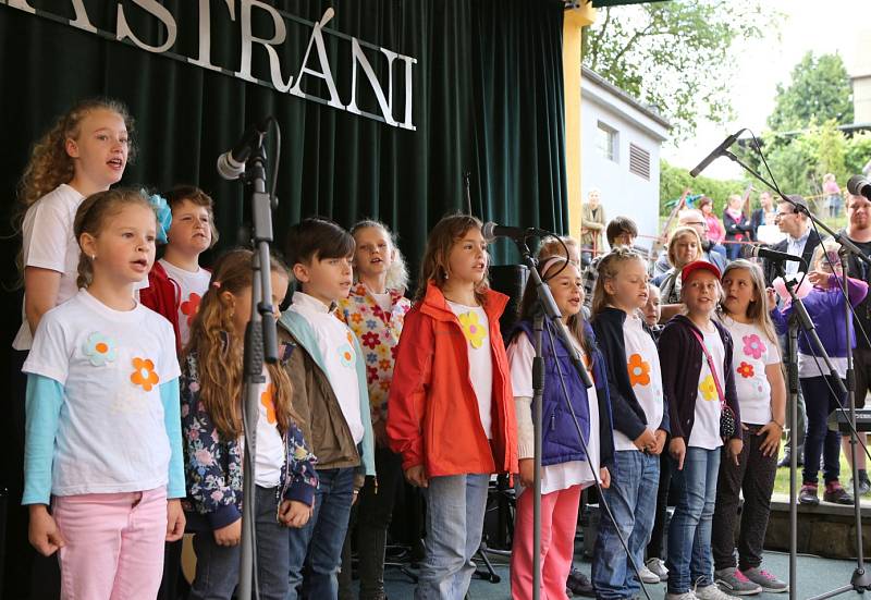 Zahradní slavnost uspořádala děčínská Základní škola Na Stráni.